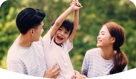 Gia đình đang cười vui vẻ tại công viên
